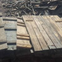 مقدار زیادی ضایعات تخته روسی