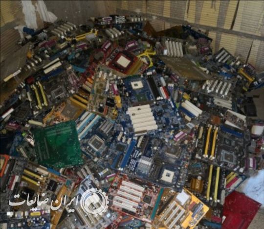 خرید کامپیوتر و مانیتور خارج از رده قدیمی با تمام قطعات کیس و برد سبز