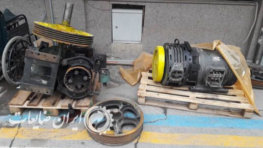 مزایده دو عدد موتور و گیربکس آسانسور و مقداری آهن الات