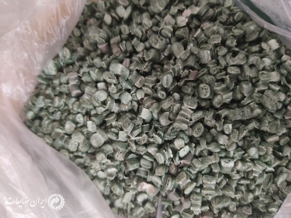 مواد گرانولی سبز و سبد مرغی قرمز