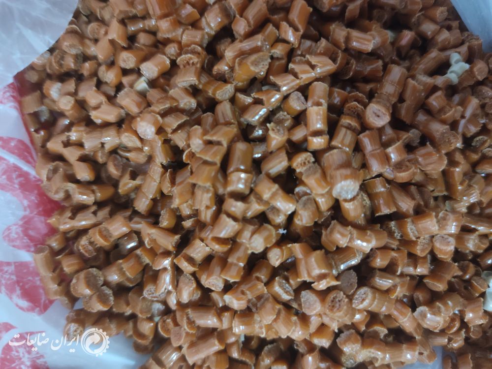 مواد گرانولی سبز و سبد مرغی قرمز