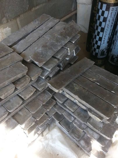 باطری  سرب  روی  قلع و خاک  سر باره