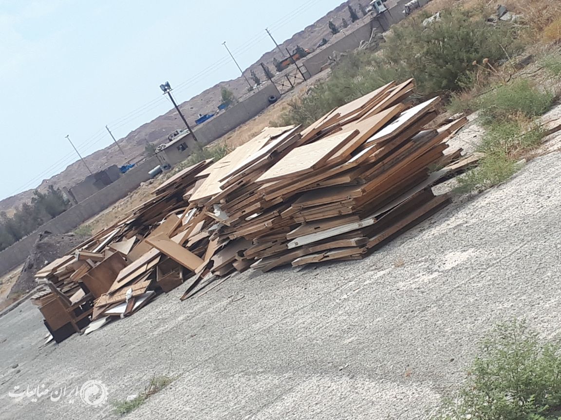 فروش چند تن ضایعات چوب به همراه 3 تنه درخت