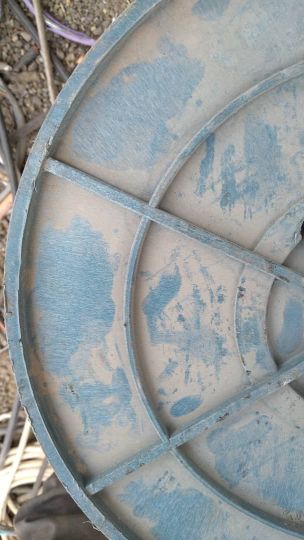 دور قرقره پلاستیکی رو آبی