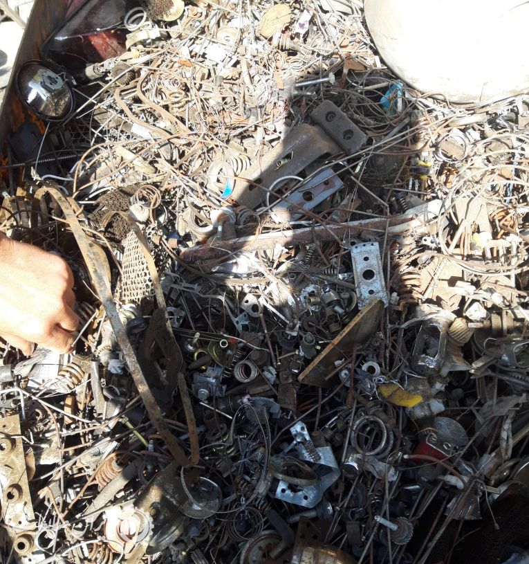 آهن اعم از سیم قالپاق و پیچ و مهره